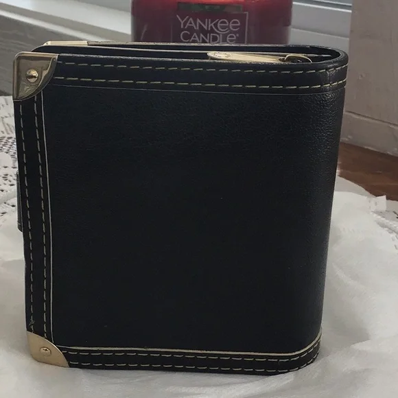 Louis Vuitton black leather bi-fold - Picture 6 of 10